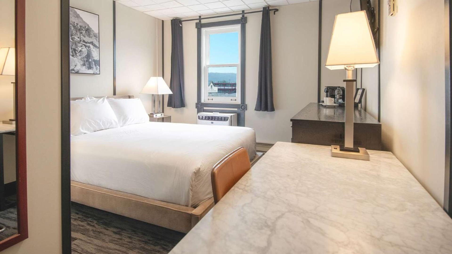 Midnight Sun, A Coast Hotel Доусон Экстерьер фото