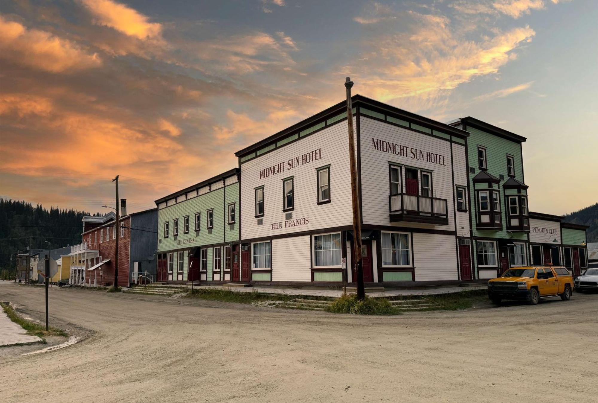 Midnight Sun, A Coast Hotel Доусон Экстерьер фото