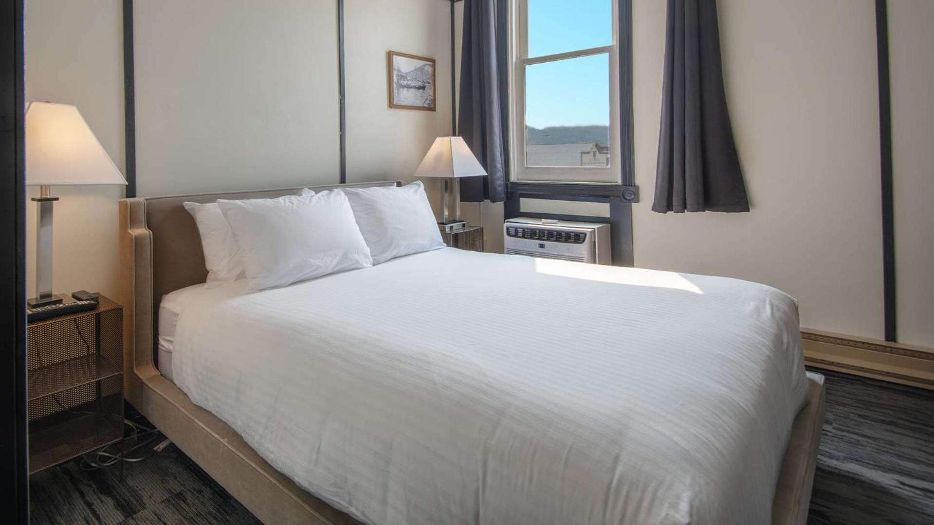 Midnight Sun, A Coast Hotel Доусон Экстерьер фото