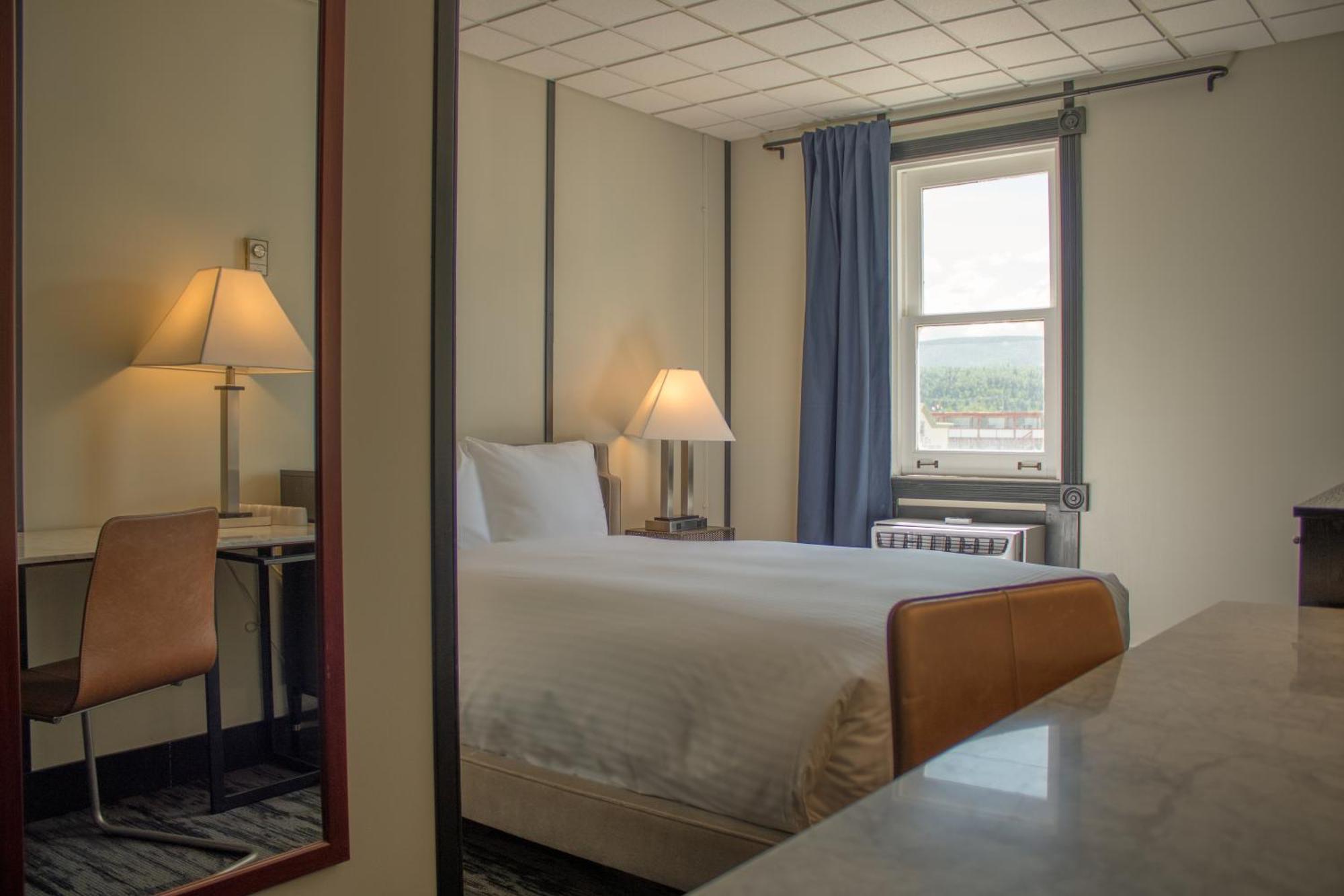 Midnight Sun, A Coast Hotel Доусон Экстерьер фото