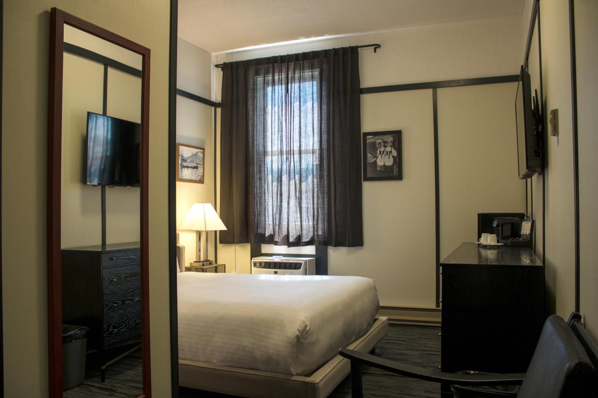 Midnight Sun, A Coast Hotel Доусон Экстерьер фото