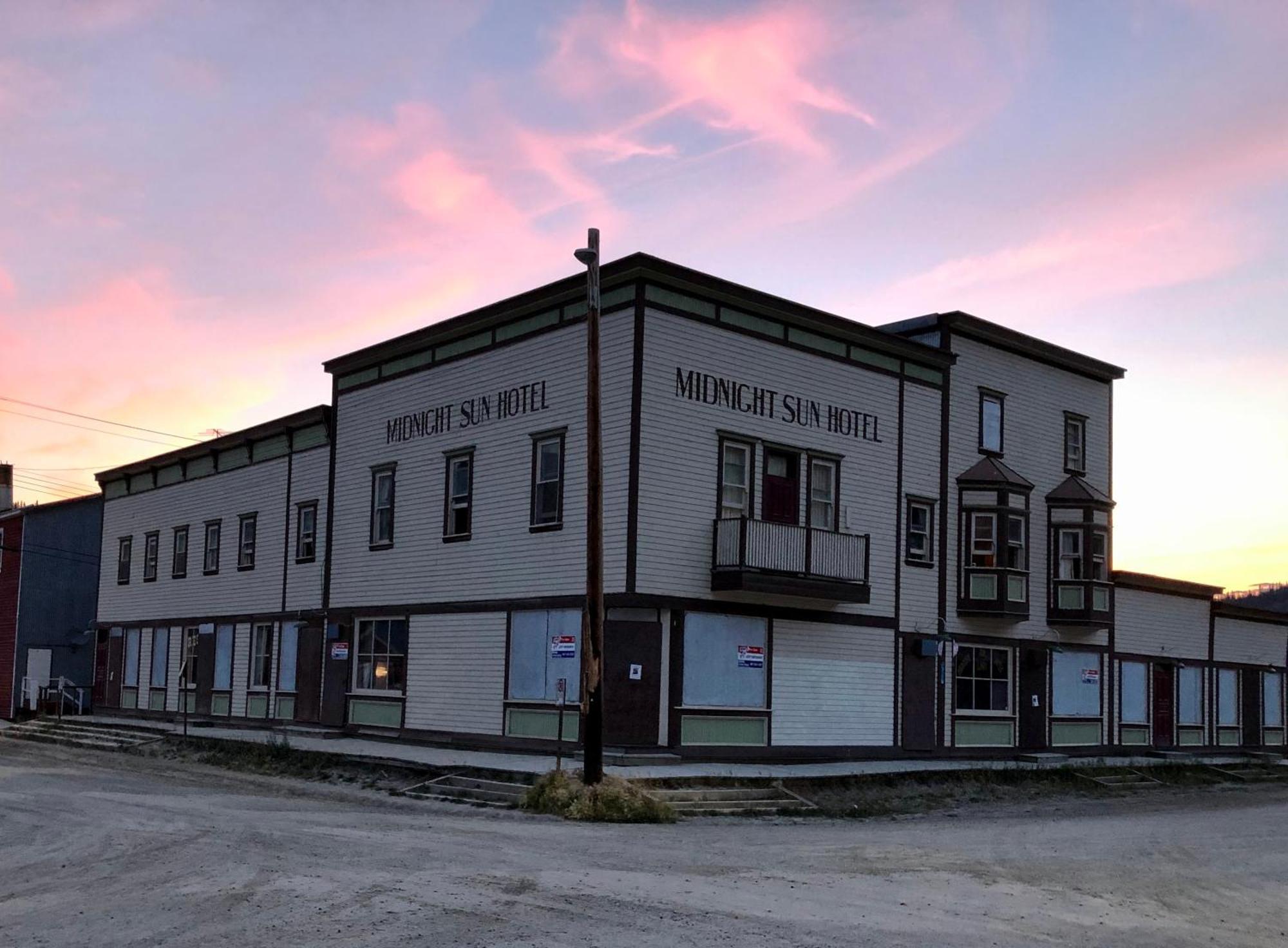 Midnight Sun, A Coast Hotel Доусон Экстерьер фото