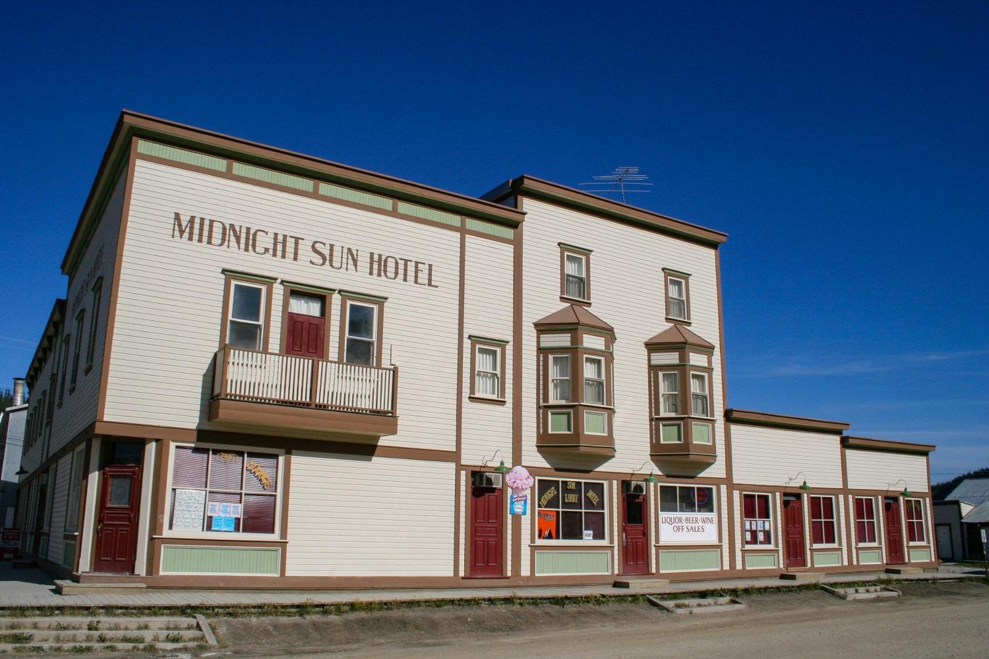 Midnight Sun, A Coast Hotel Доусон Экстерьер фото