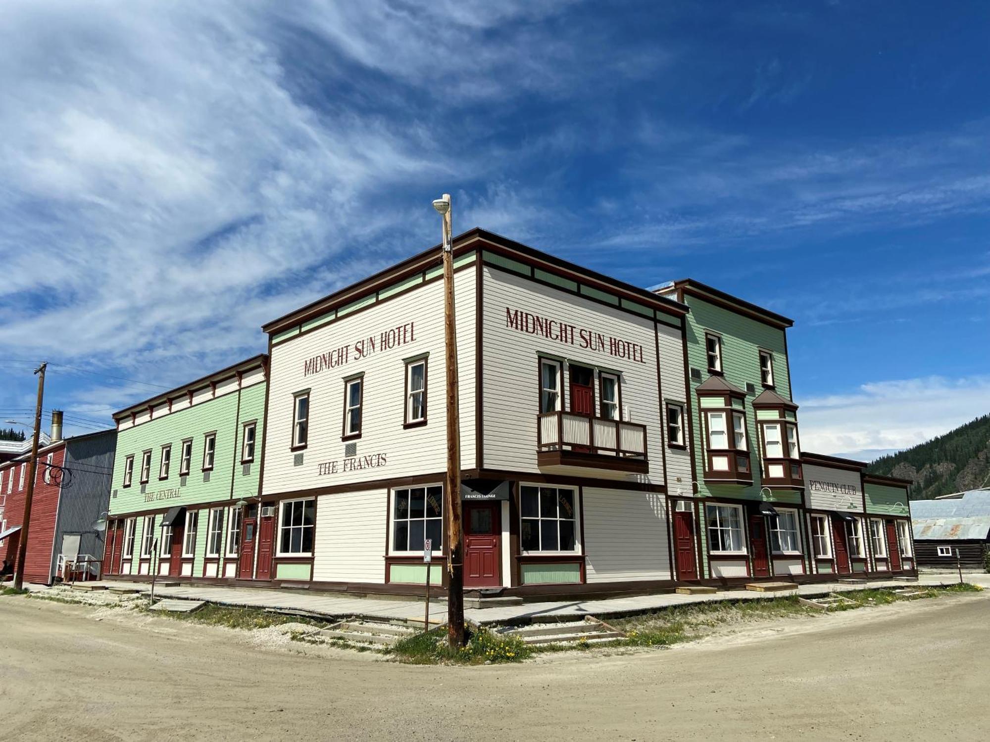 Midnight Sun, A Coast Hotel Доусон Экстерьер фото