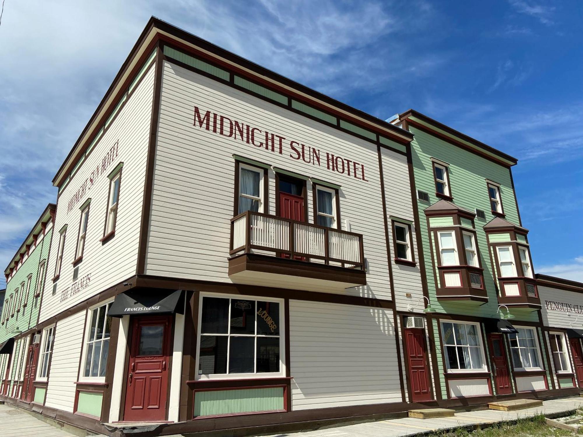 Midnight Sun, A Coast Hotel Доусон Экстерьер фото